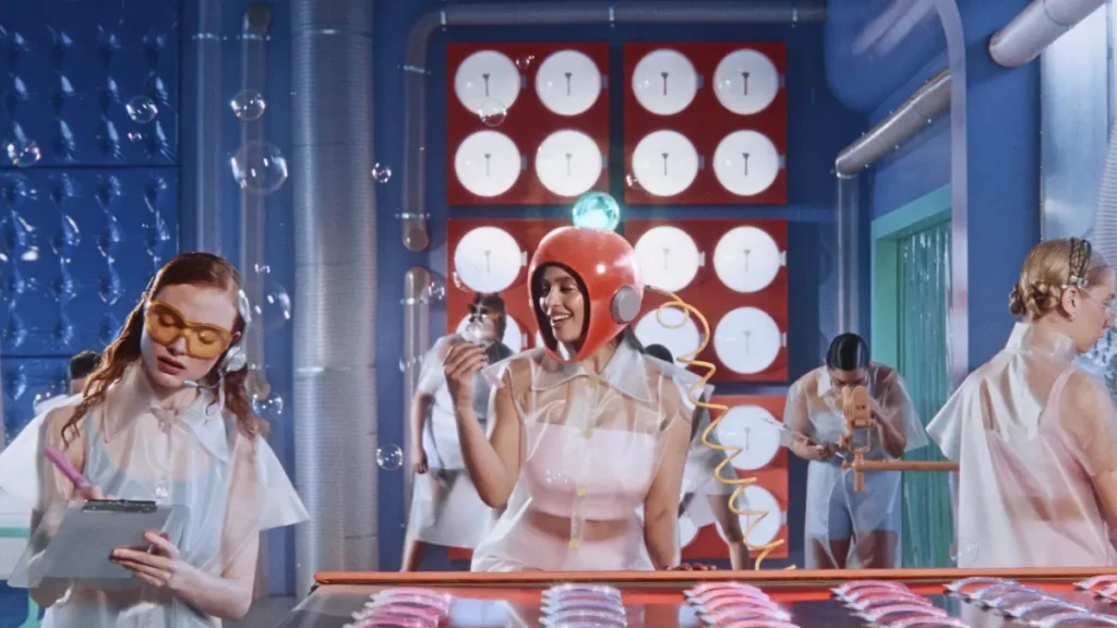 Dunia Surealis Brand Billie